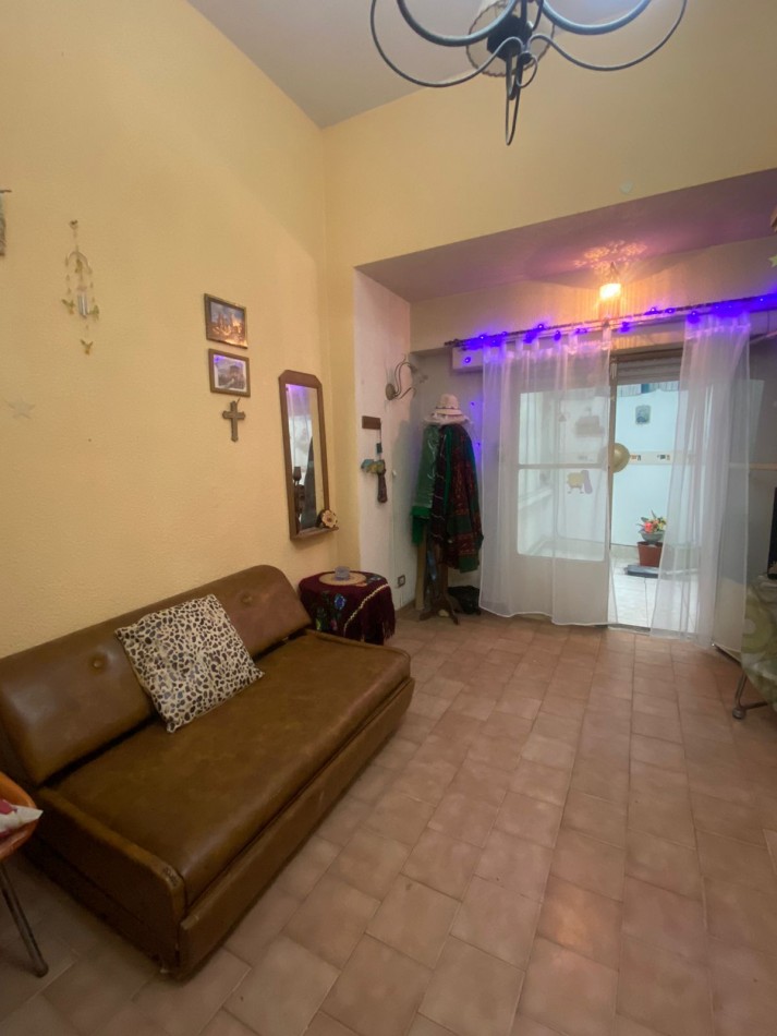Departamento de dos ambientes a la calle en planta baja con patio
