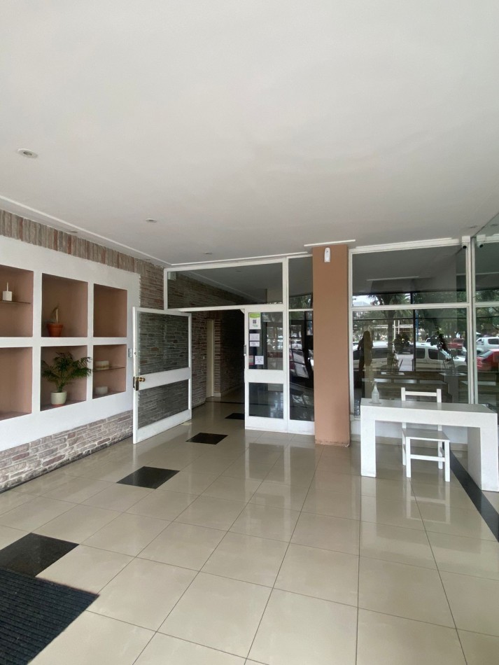 Departamento de dos ambientes a la calle en planta baja con patio