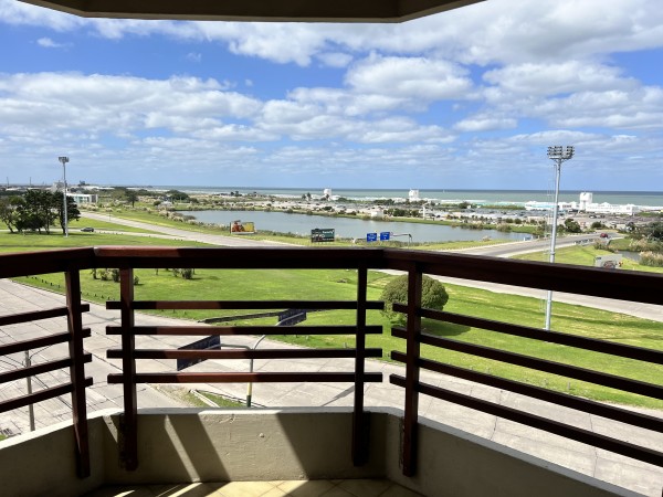 Departamento de 3 ambientes con cochera. Vista al mar.