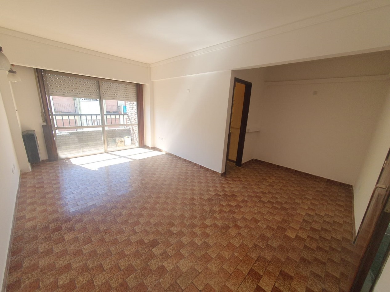 3 ambientes a la calle con balcon saliente, con opcion cochera. Catamarca y Belgrano