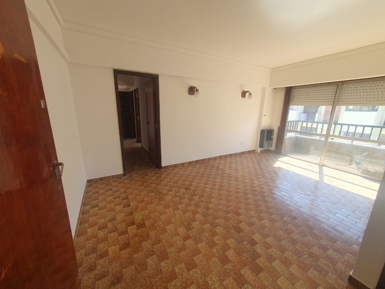3 ambientes a la calle con balcon saliente, con opcion cochera. Catamarca y Belgrano