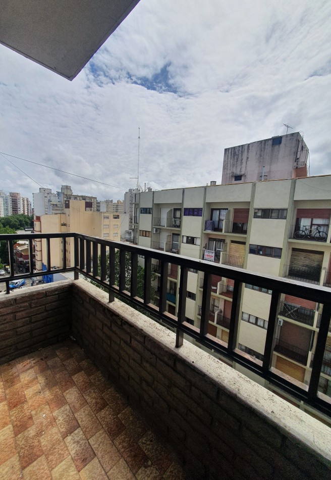 3 ambientes a la calle con balcon saliente, con opcion cochera. Catamarca y Belgrano