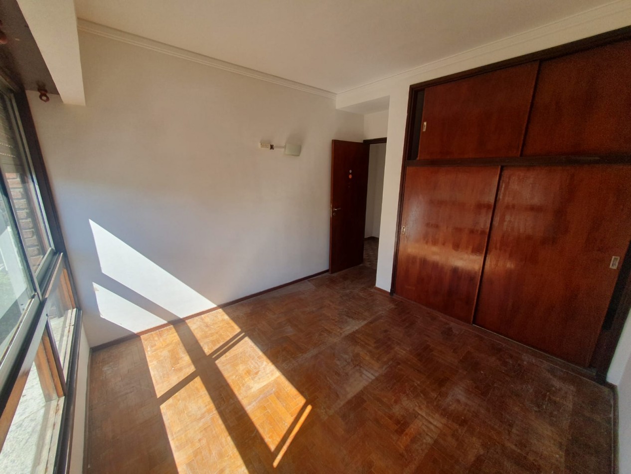 3 ambientes a la calle con balcon saliente, con opcion cochera. Catamarca y Belgrano