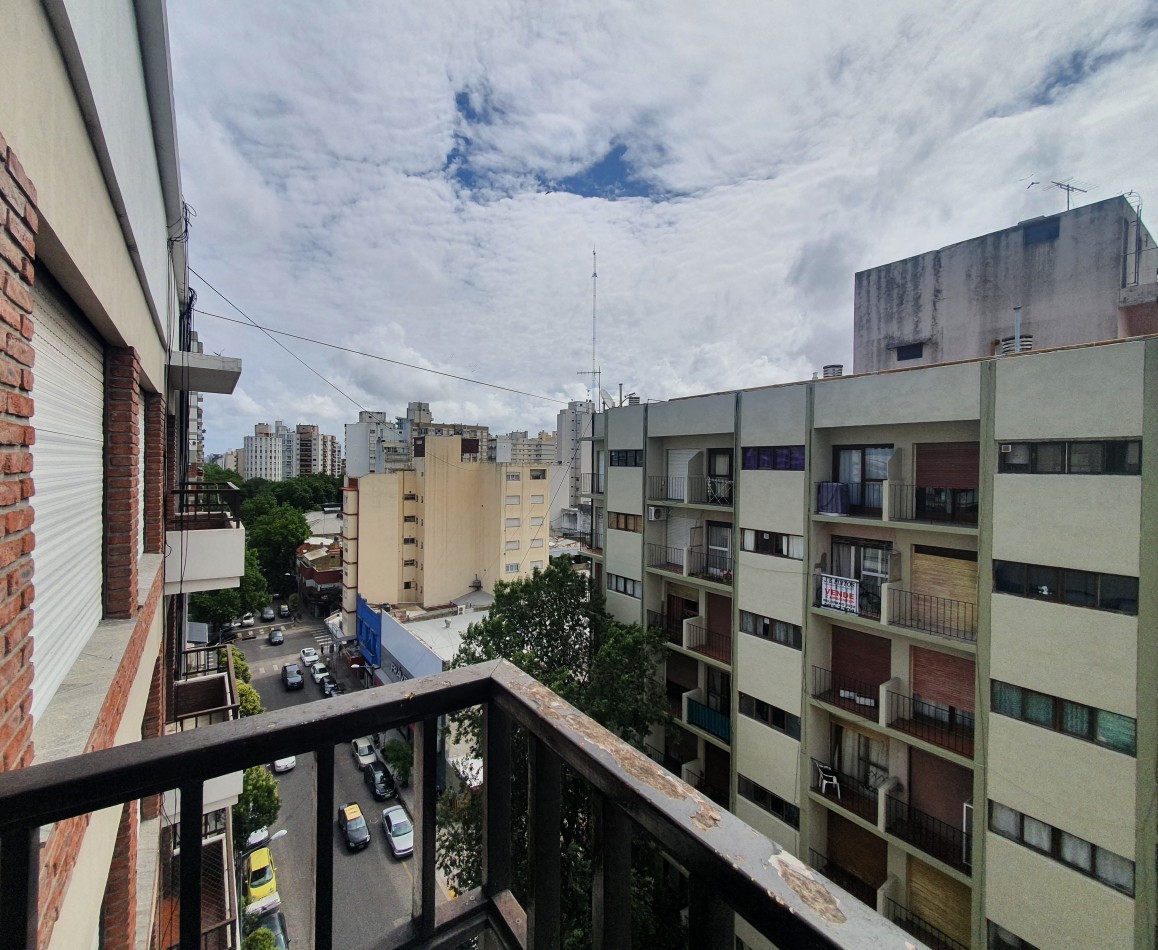 3 ambientes a la calle con balcon saliente, con opcion cochera. Catamarca y Belgrano