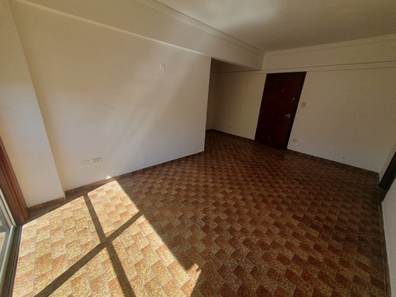3 ambientes a la calle con balcon saliente, con opcion cochera. Catamarca y Belgrano