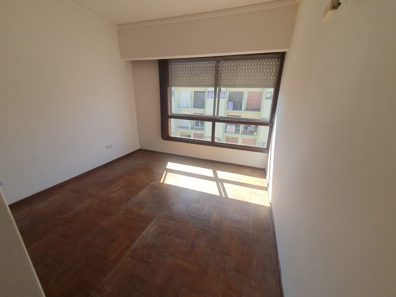 3 ambientes a la calle con balcon saliente, con opcion cochera. Catamarca y Belgrano
