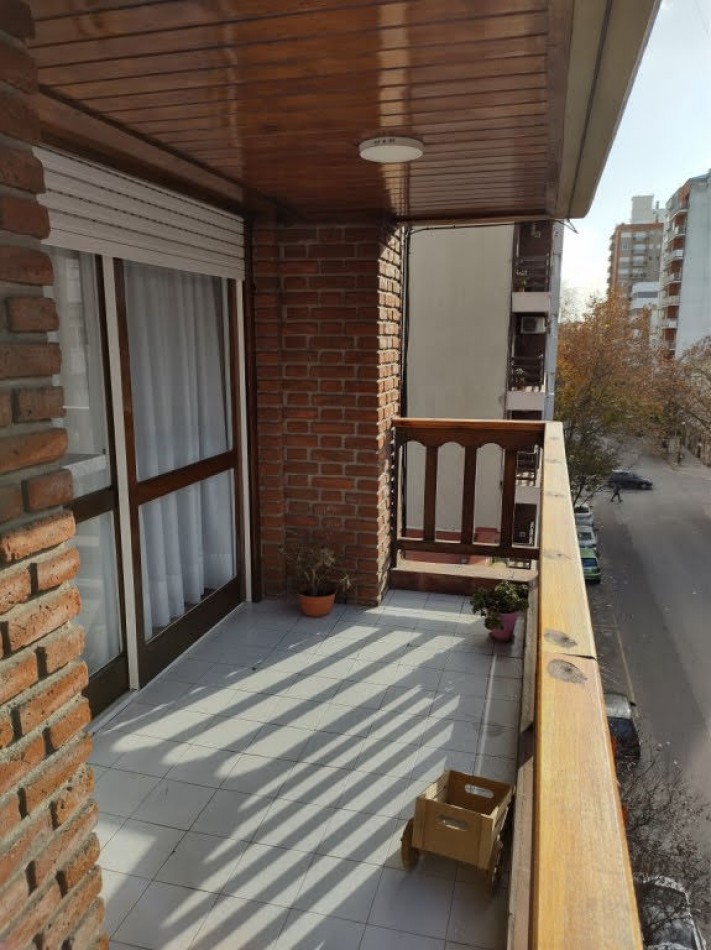 4 ambientes al frente con balcon y cochera. 25 de Mayo y La Rioja