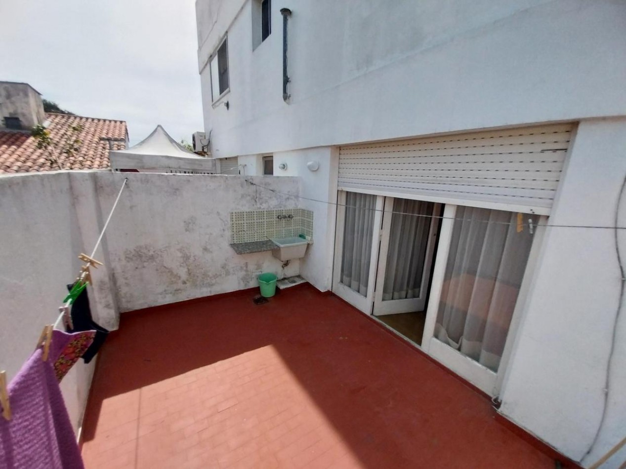 VENTA DEPARTAMENTO 2 AMBIENTES CON PATIO Y COCHERA.