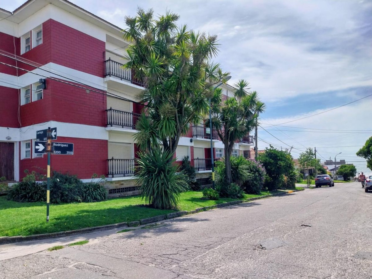 VENTA DEPARTAMENTO 2 AMBIENTES CON PATIO Y COCHERA.