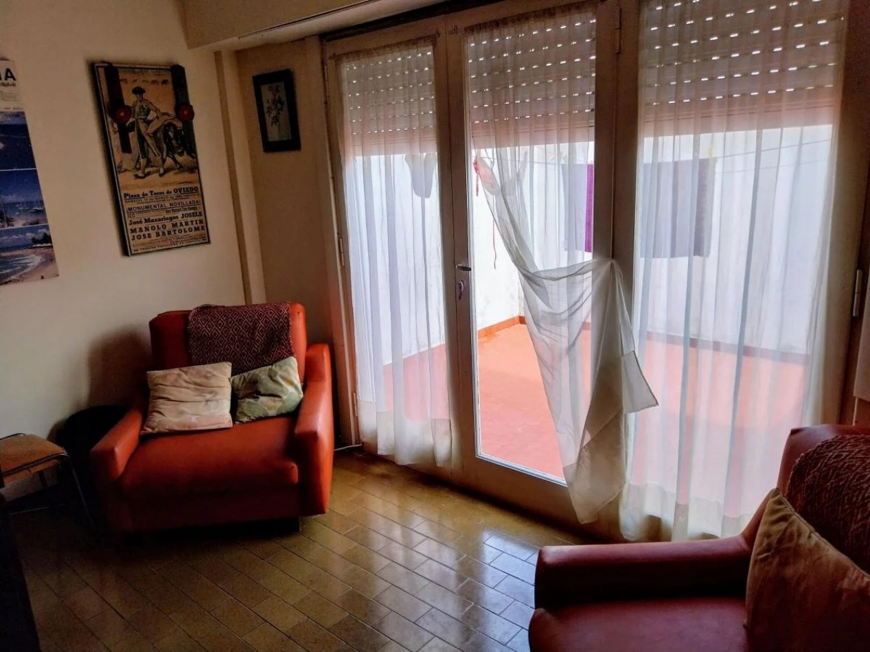 VENTA DEPARTAMENTO 2 AMBIENTES CON PATIO Y COCHERA.