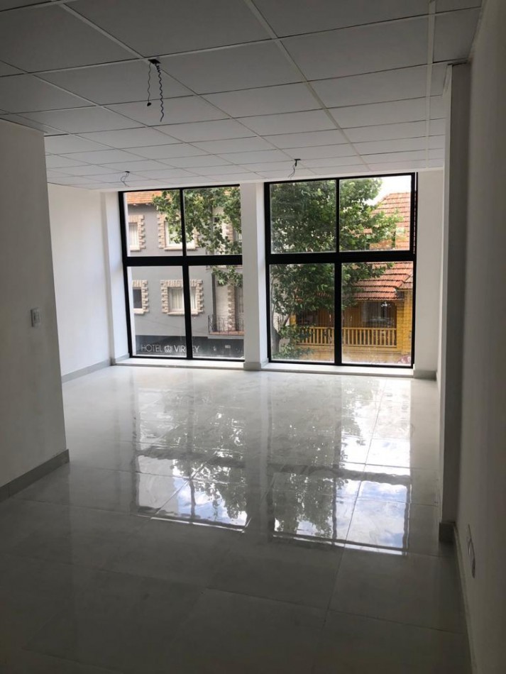 OFICINA EN VENTA SOBRE ALBERTI. EDIFICIO NUEVO. ZONA ALDREY.