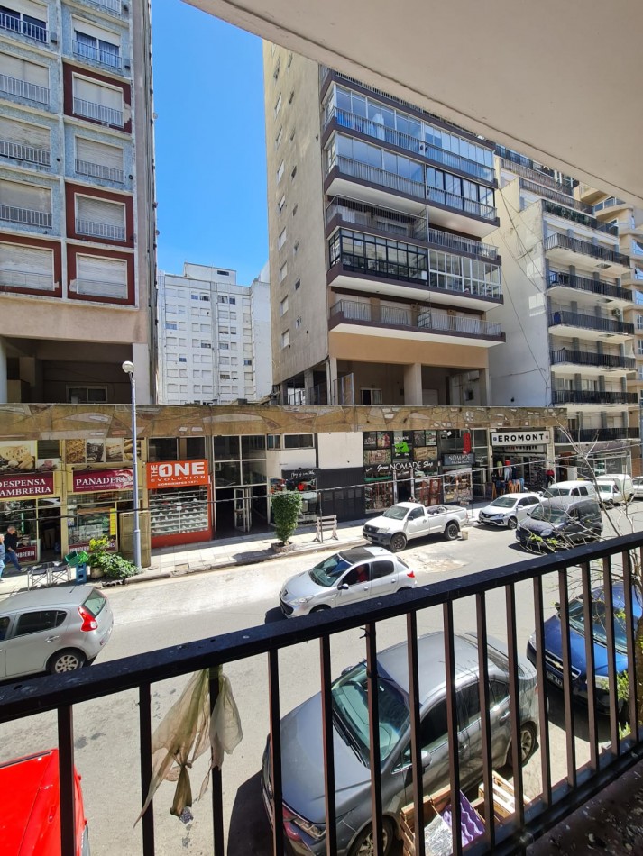 2 ambientes con balcon y patio. Peatonal San Martin
