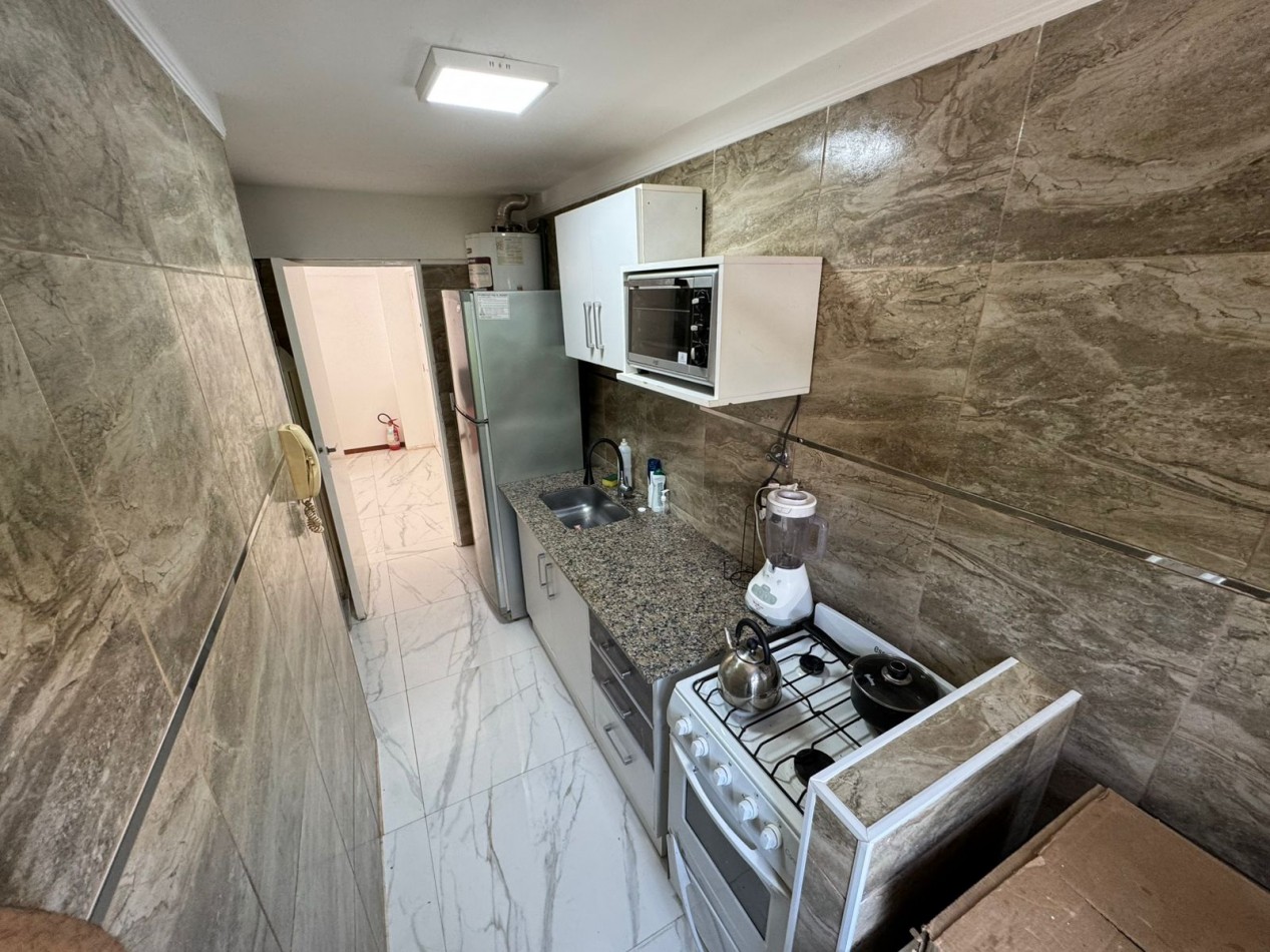 2 ambientes con 2 balcones, a la calle Alsina y Alberti