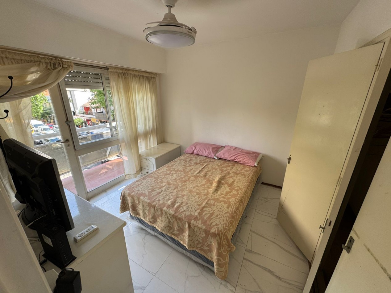 2 ambientes con 2 balcones, a la calle Alsina y Alberti