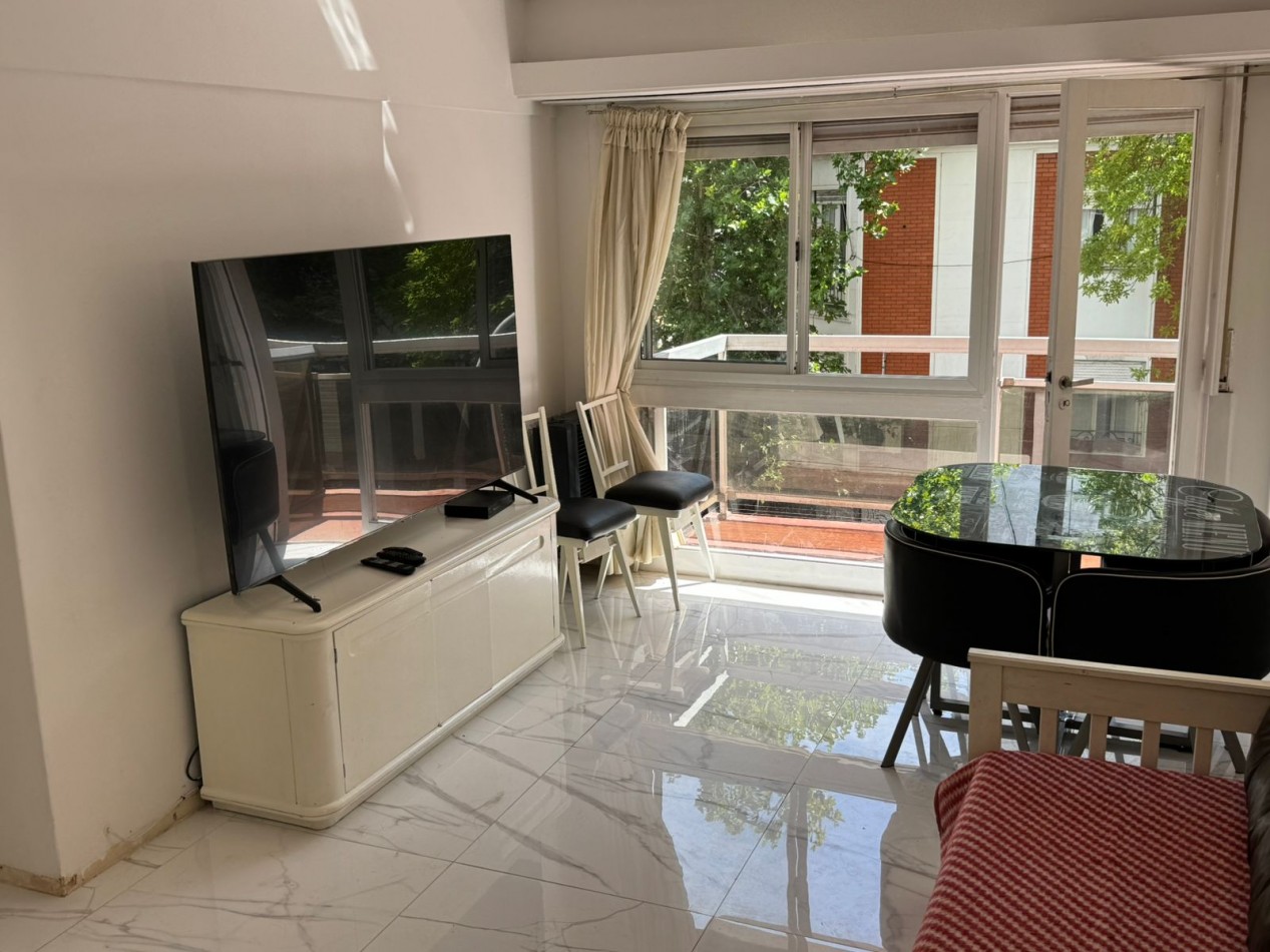 2 ambientes con 2 balcones, a la calle Alsina y Alberti