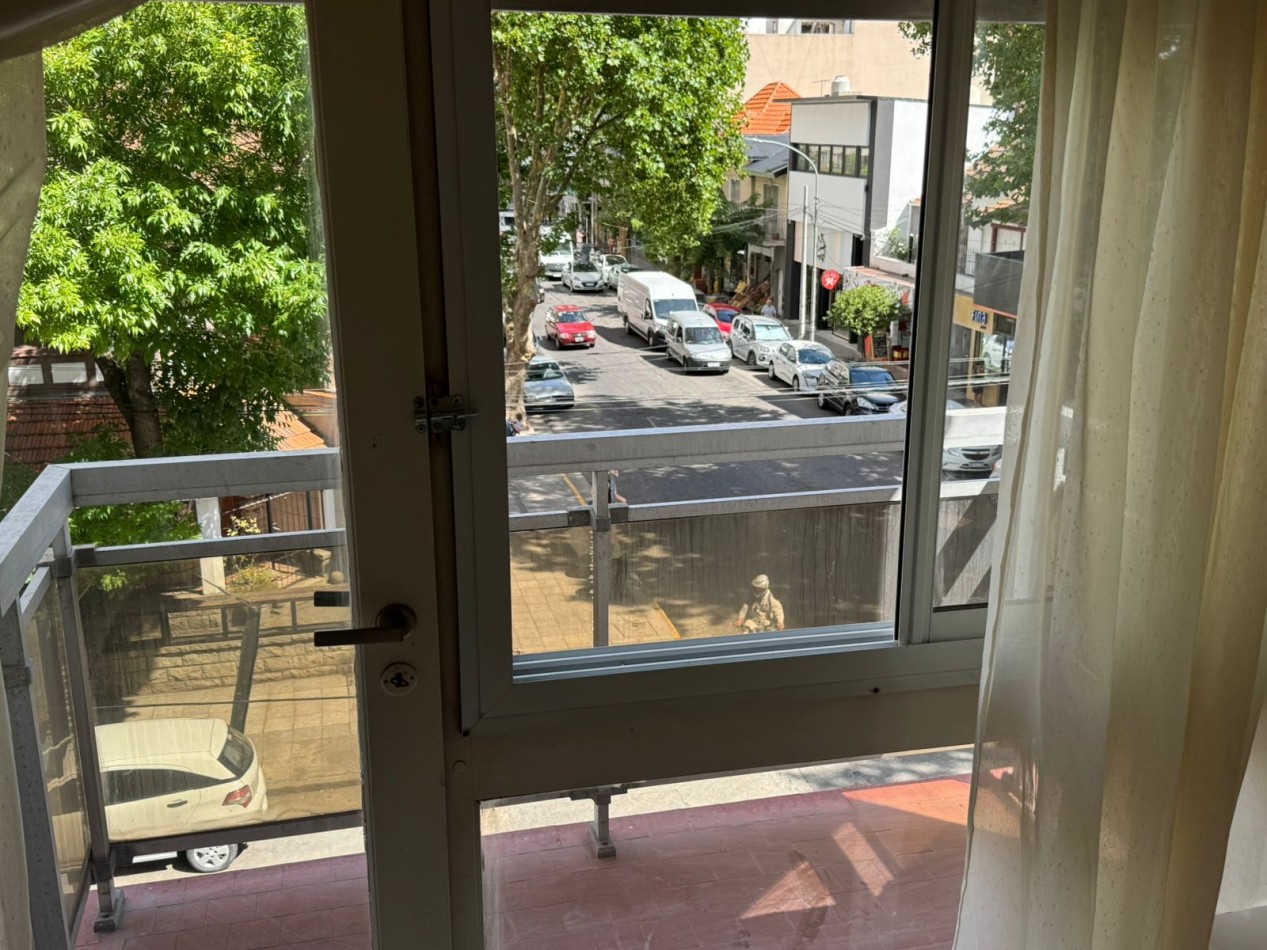 2 ambientes con 2 balcones, a la calle Alsina y Alberti