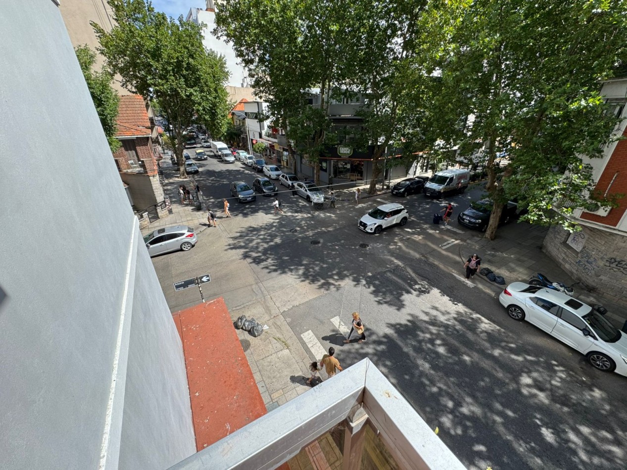 2 ambientes con 2 balcones, a la calle Alsina y Alberti