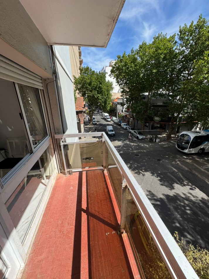 2 ambientes con 2 balcones, a la calle Alsina y Alberti