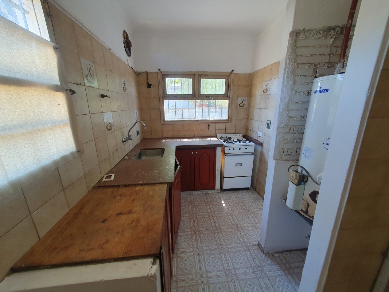 Casa de 3 ambientes mas departamento en esquina. Paula Albarracin y Berutti