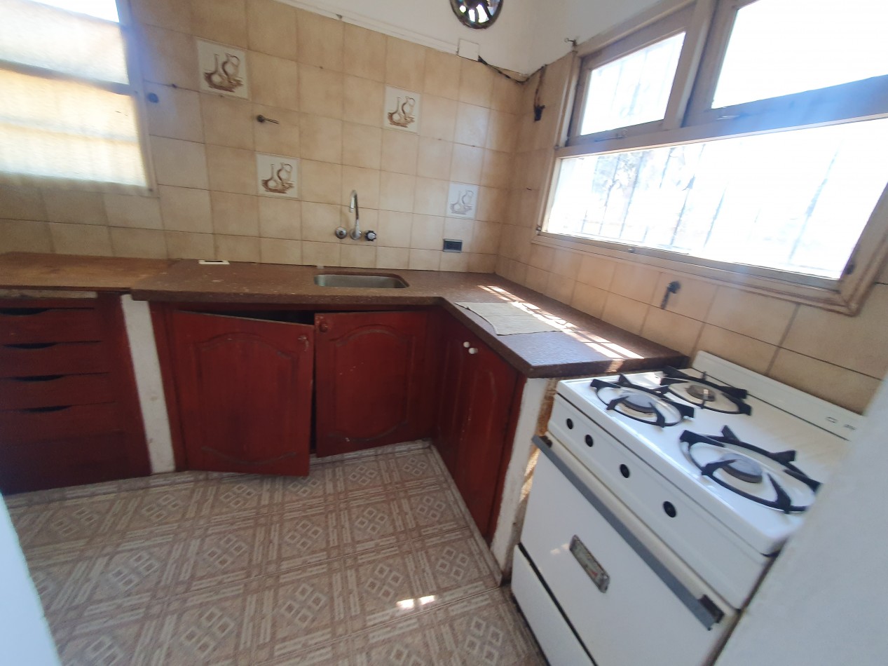 Casa de 3 ambientes mas departamento en esquina. Paula Albarracin y Berutti