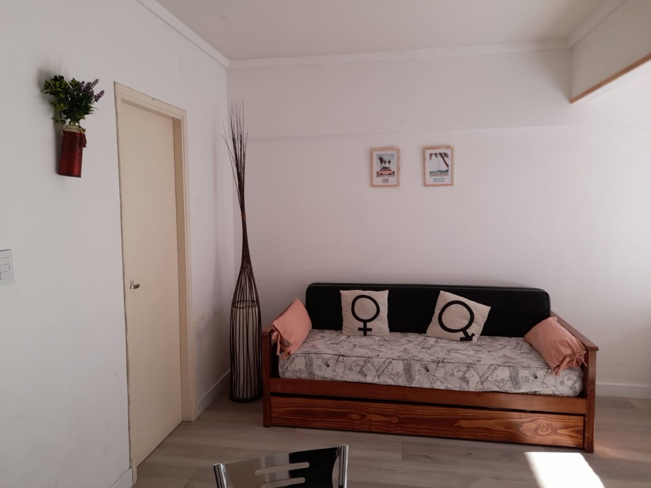Ambiente y medio a la calle con balcon Arenales y Gascon