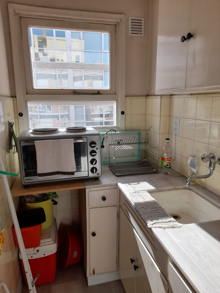Ambiente y medio a la calle con balcon Arenales y Gascon
