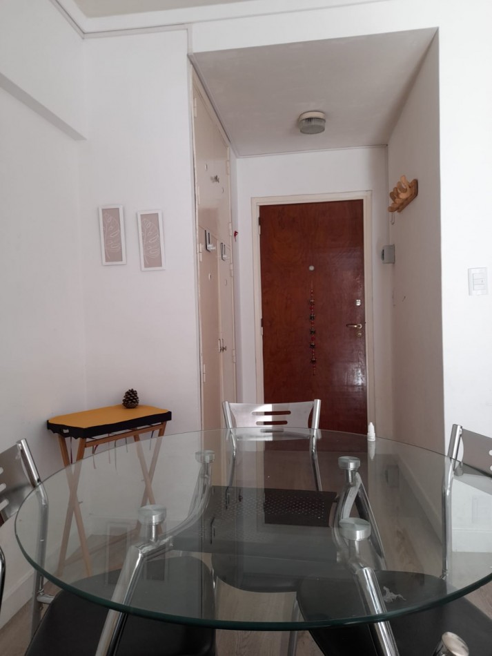 Ambiente y medio a la calle con balcon Arenales y Gascon