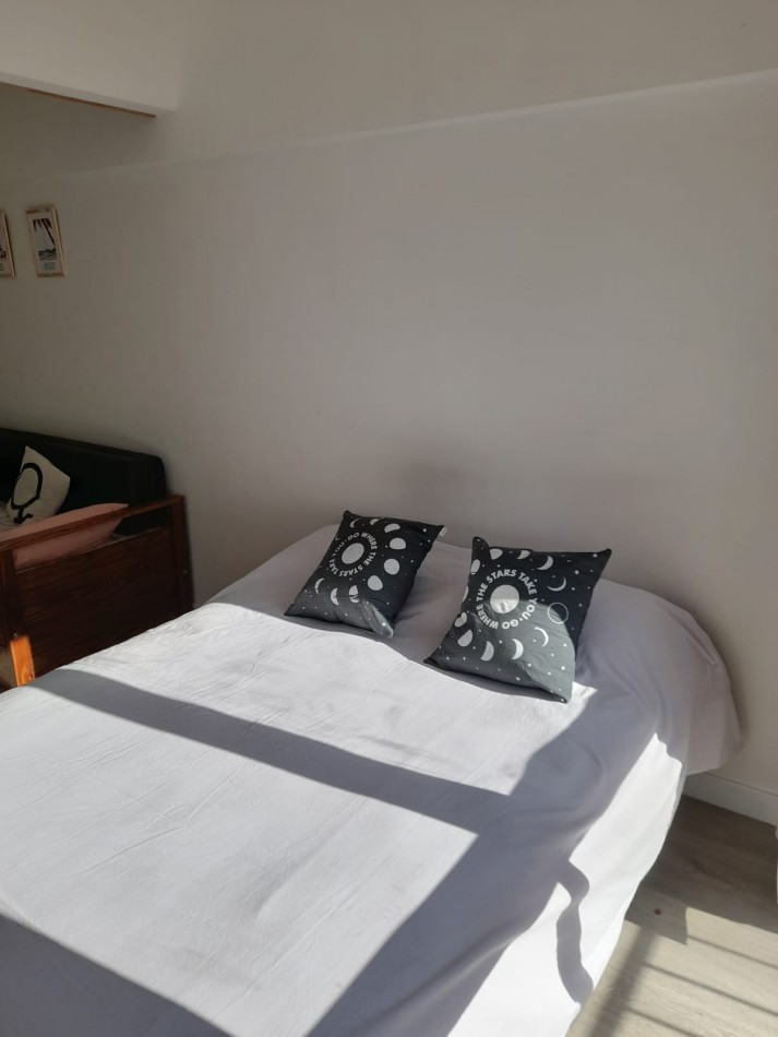 Ambiente y medio a la calle con balcon Arenales y Gascon
