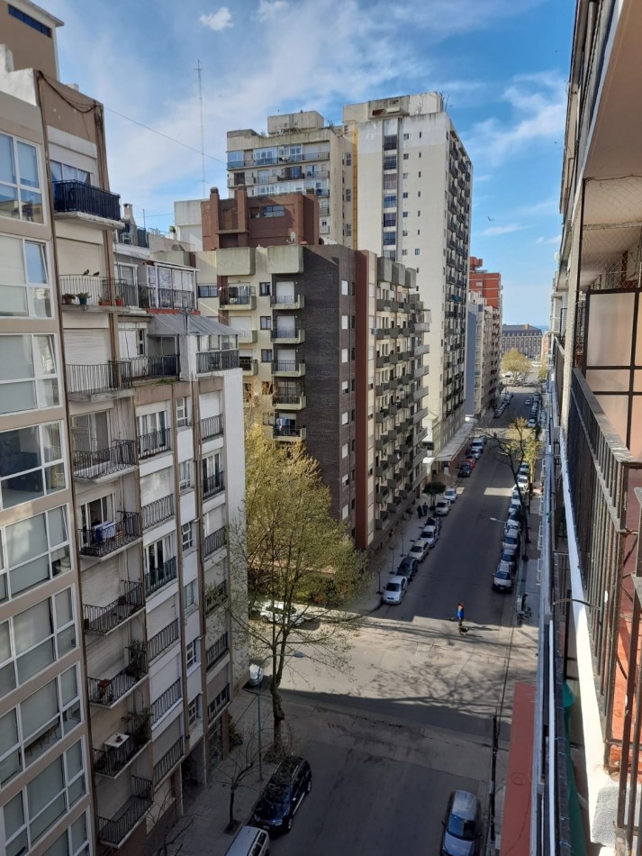 Ambiente y medio a la calle con balcon Arenales y Gascon