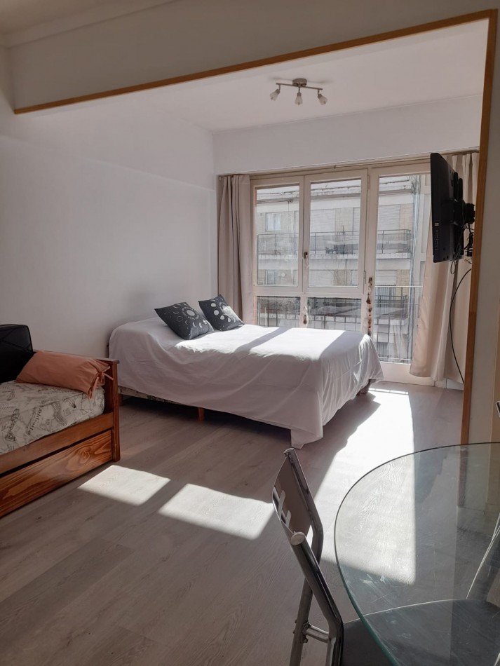 Ambiente y medio a la calle con balcon Arenales y Gascon