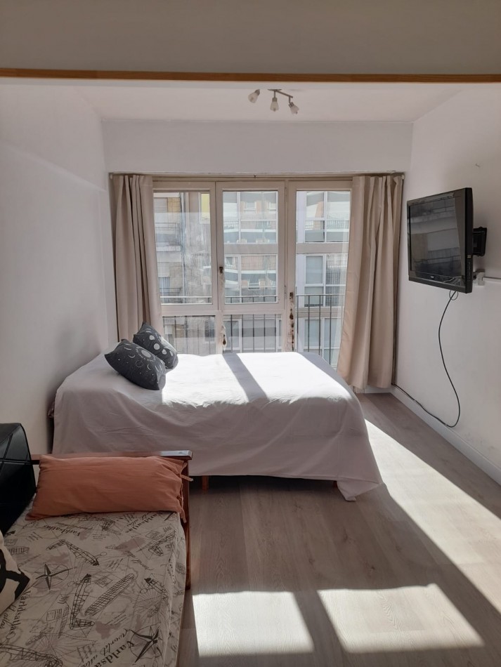 Ambiente y medio a la calle con balcon Arenales y Gascon
