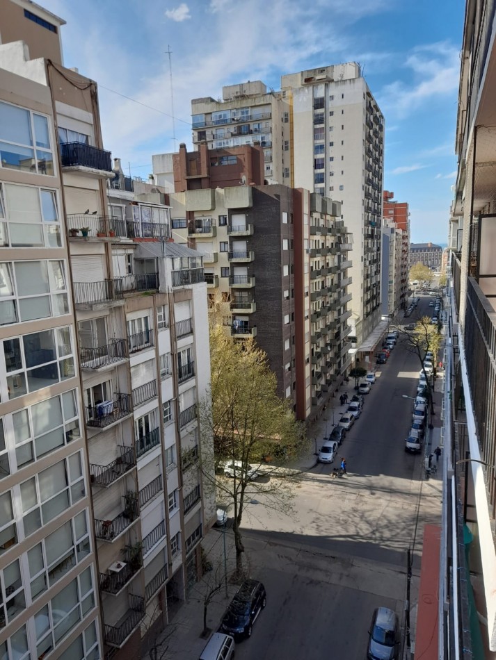 Ambiente y medio a la calle con balcon Arenales y Gascon