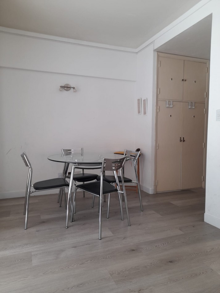 Ambiente y medio a la calle con balcon Arenales y Gascon