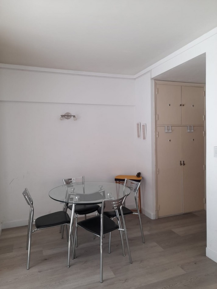 Ambiente y medio a la calle con balcon Arenales y Gascon