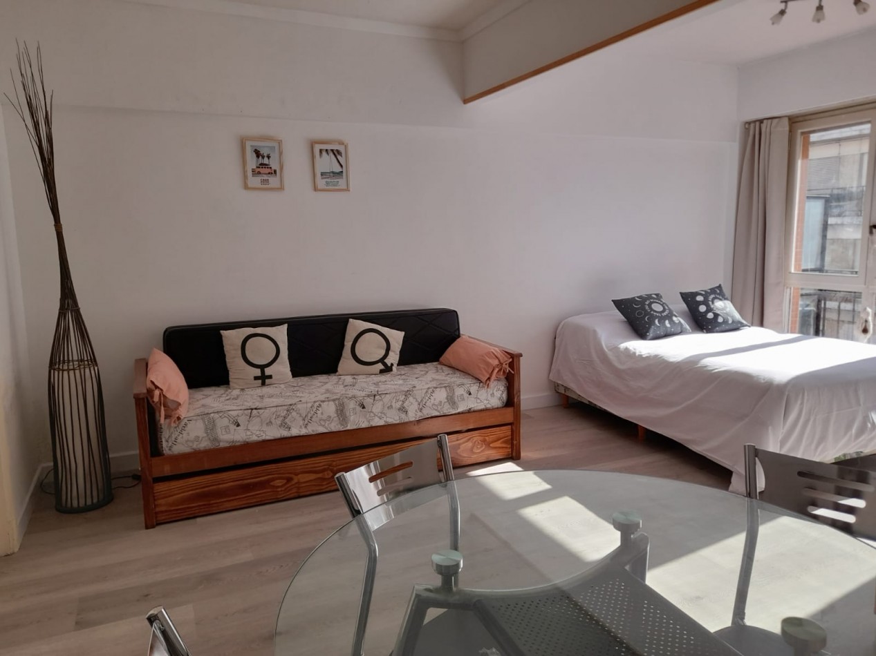 Ambiente y medio a la calle con balcon Arenales y Gascon