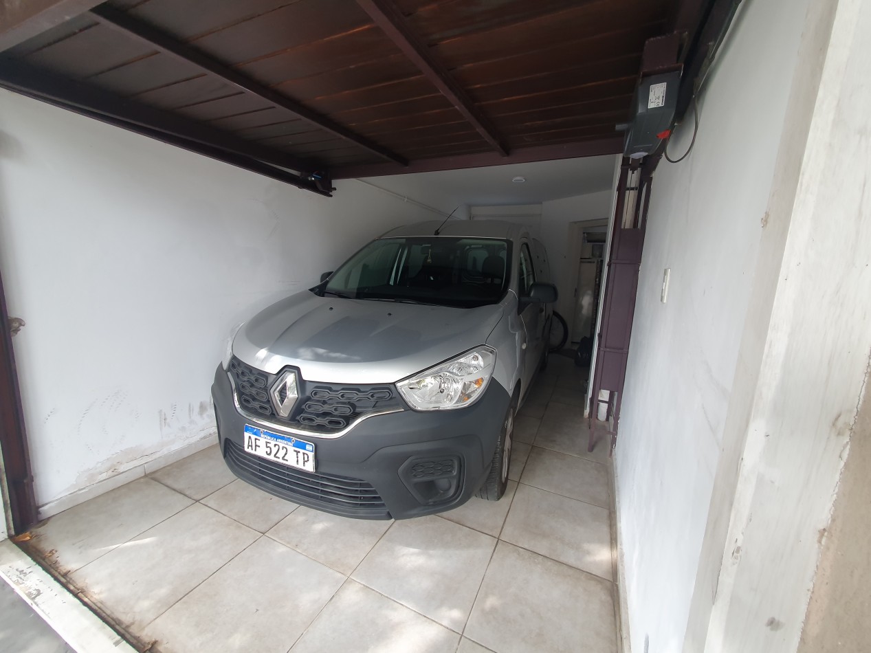 Casa al frente con garaje mas departamento de 1 ambiente