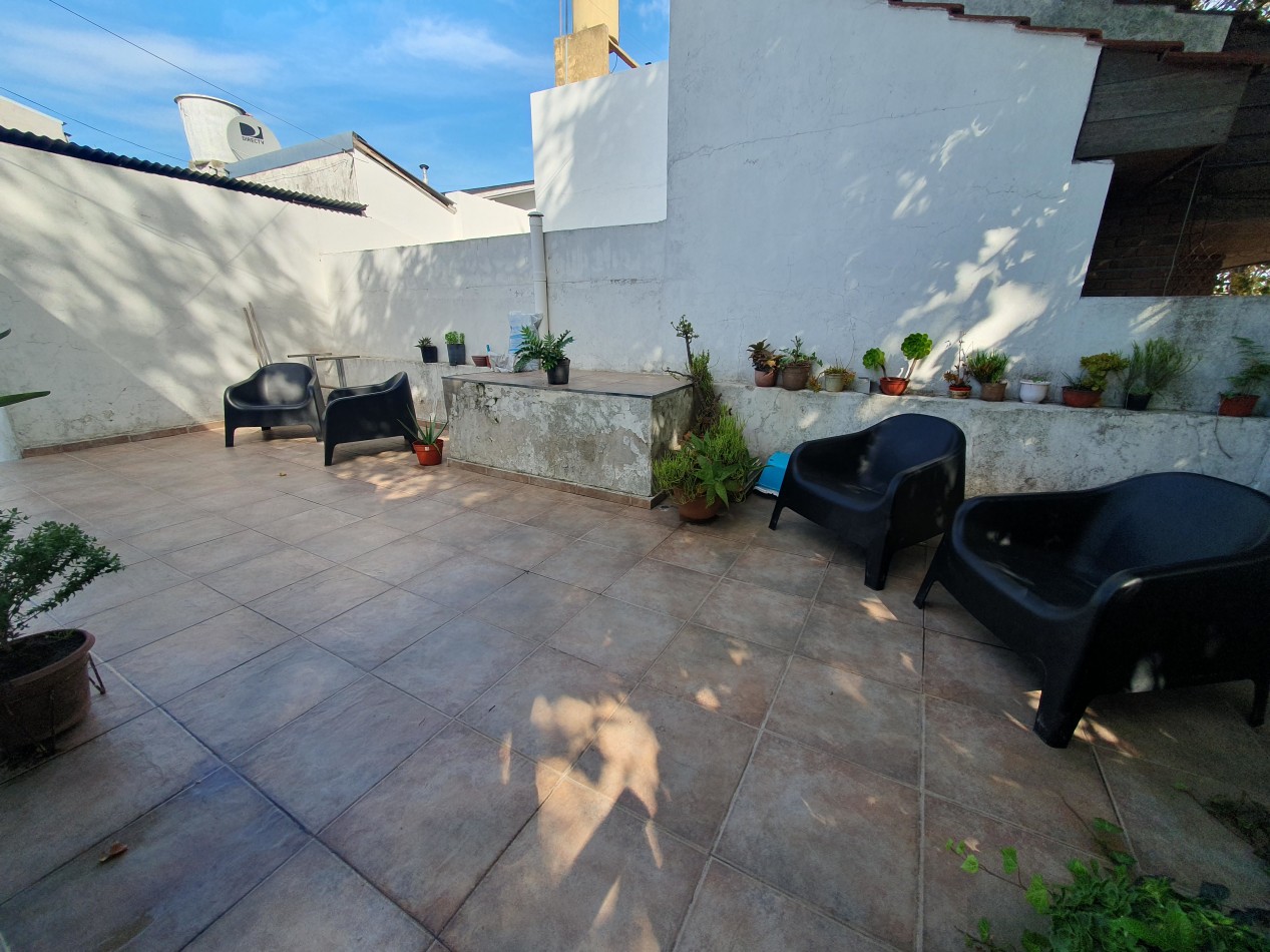 Casa al frente con garaje mas departamento de 1 ambiente