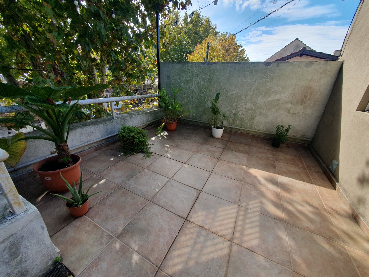 Casa al frente con garaje mas departamento de 1 ambiente