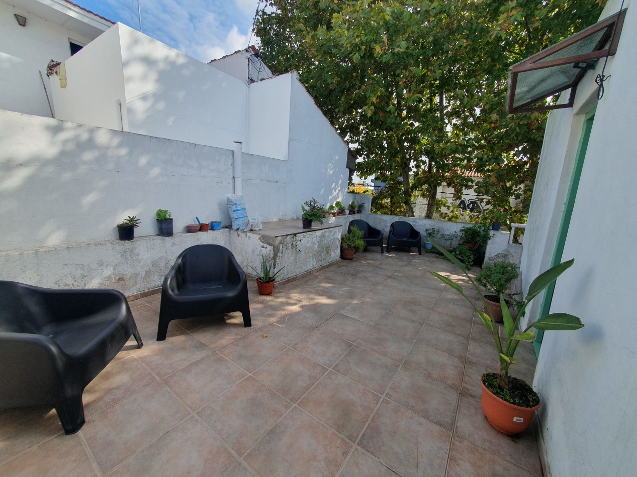 Casa al frente con garaje mas departamento de 1 ambiente