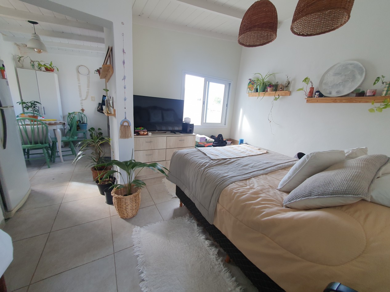 Casa al frente con garaje mas departamento de 1 ambiente