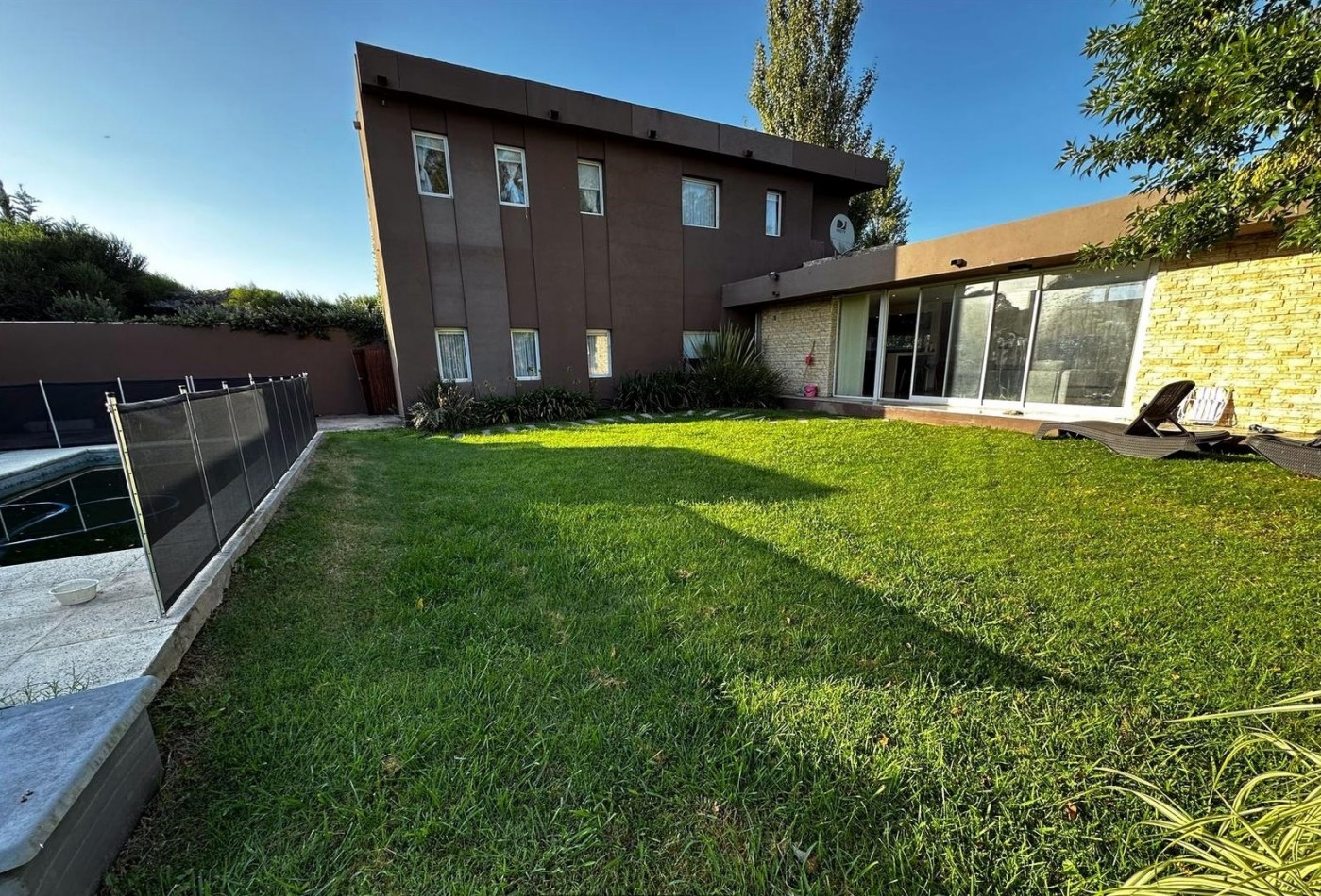Casa de 5 ambientes con pileta  en Acantilados  