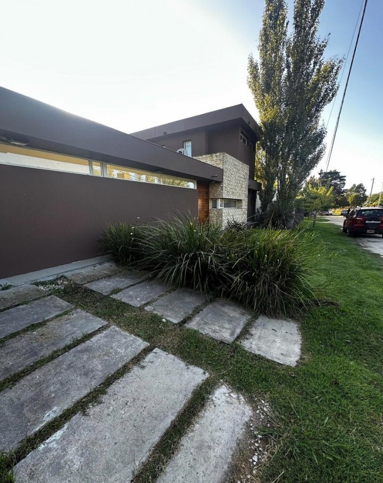 Casa de 5 ambientes con pileta  en Acantilados  