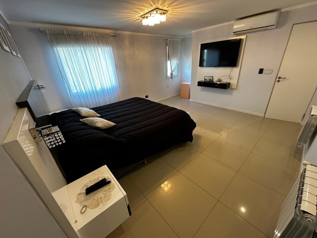 Casa de 5 ambientes con pileta  en Acantilados  