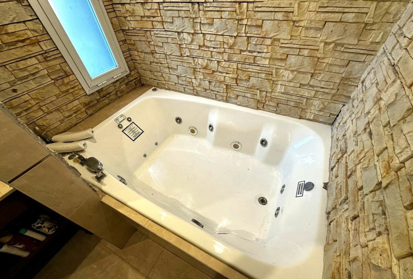 Casa de 5 ambientes con pileta  en Acantilados  
