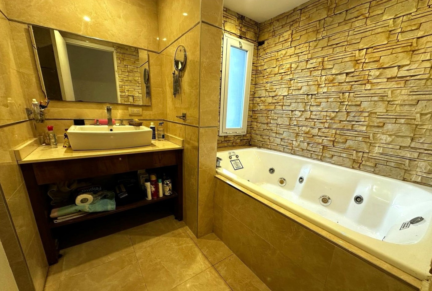 Casa de 5 ambientes con pileta  en Acantilados  