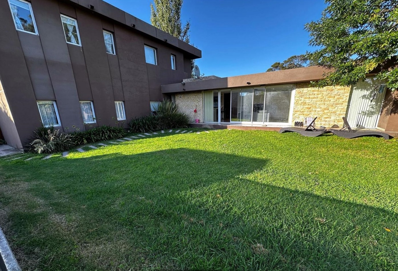 Casa de 5 ambientes con pileta  en Acantilados  