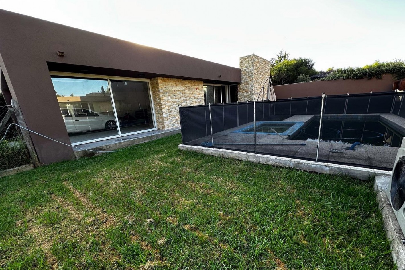 Casa de 5 ambientes con pileta  en Acantilados  
