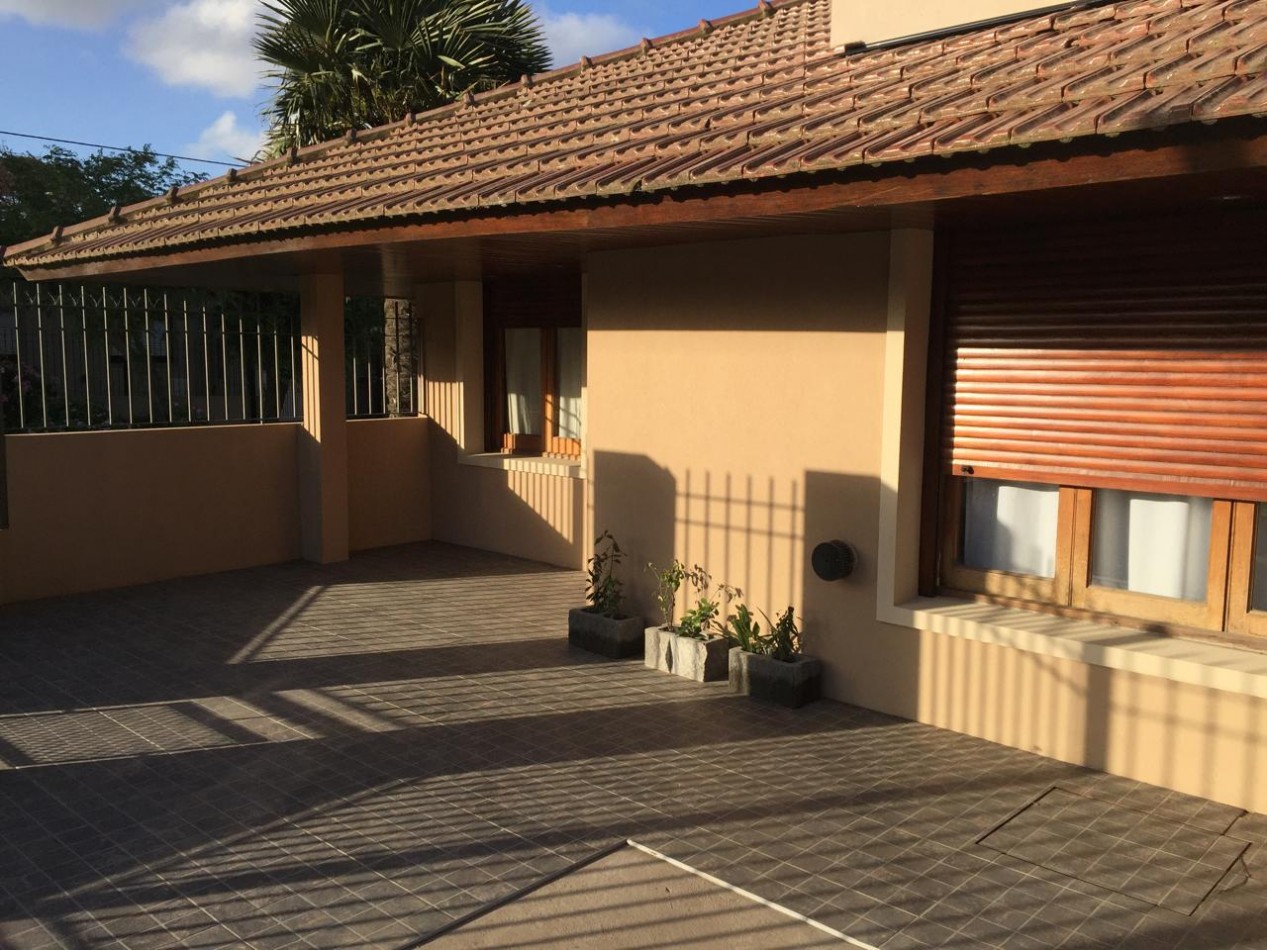 Casa de 3 ambientes multifamiliar mas departamento    Benito Lynch y Pescadores