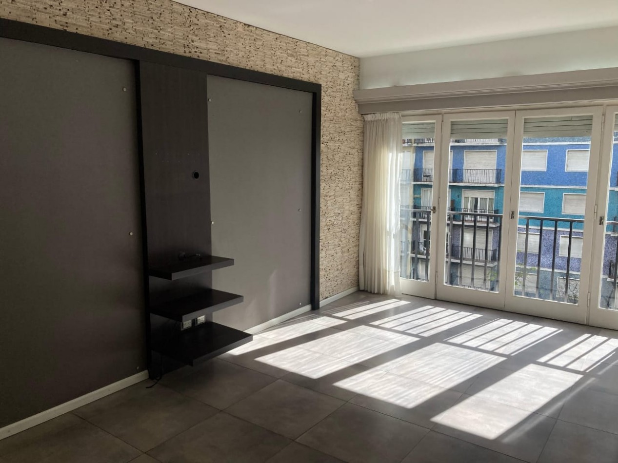 Departamento tres ambientes, dos baños, con terraza y balcon, zona centrica