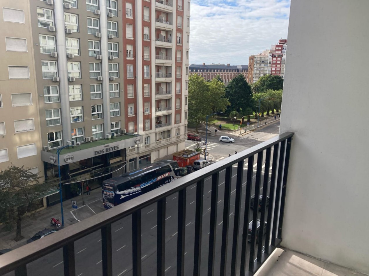 Departamento tres ambientes, dos baños, con terraza y balcon, zona centrica